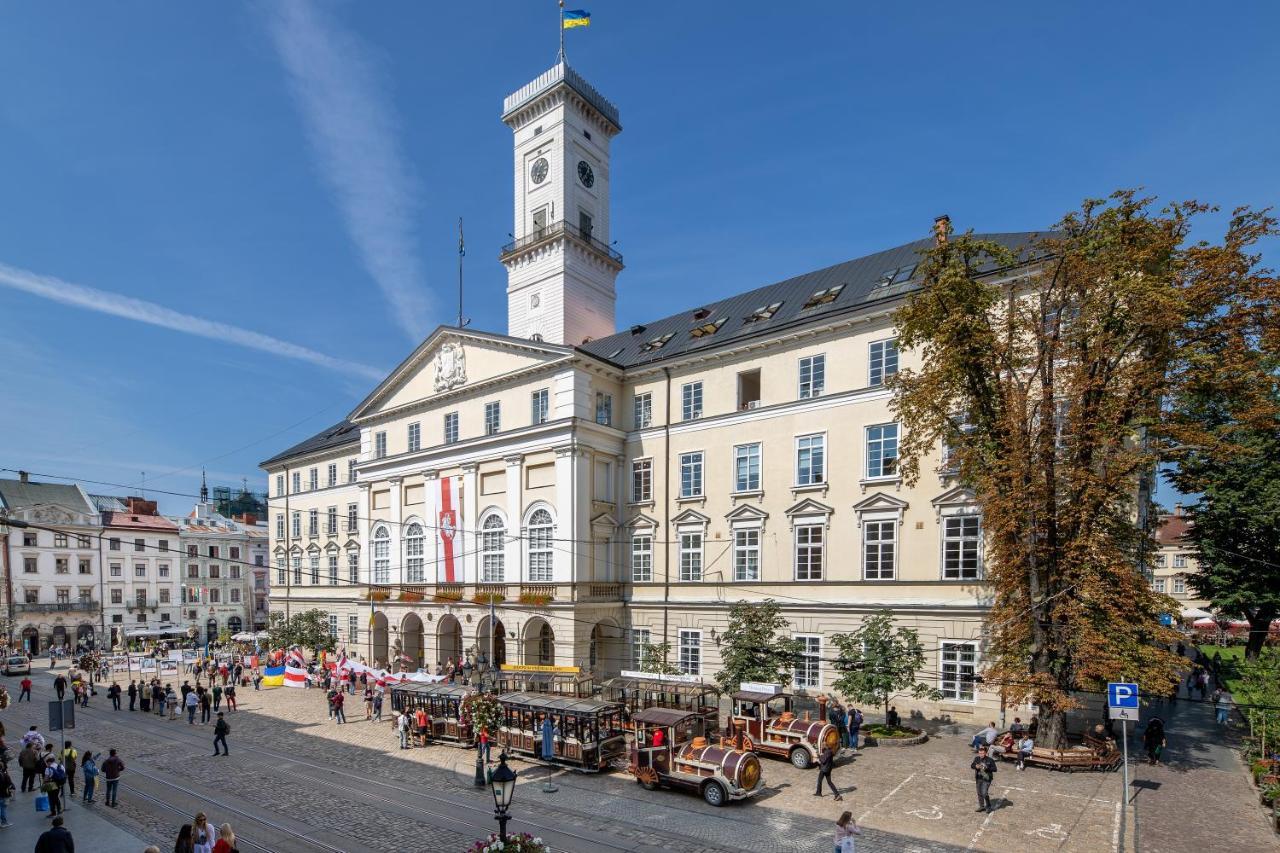 On The Square Hotell Lviv Exteriör bild